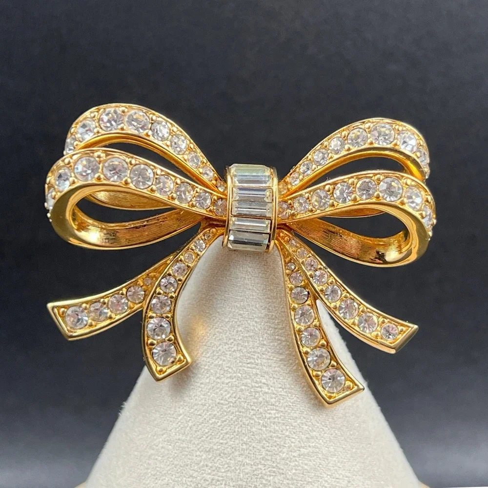 Vintage Rhinestone Brooch Gold Tone Bow Ribbon Signed D.S. Co. Daniel Swarovski